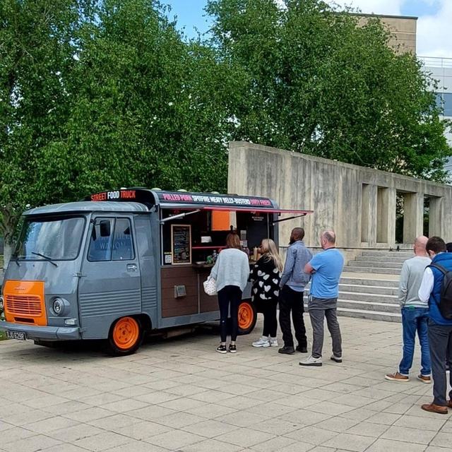 Lunchtime queue at the wagon